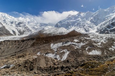 Pakistan 'ın Gilgit-Baltistan bölgesinde Nanga Parbat dağının altındaki Rakhiot ve Ganalo buzulları