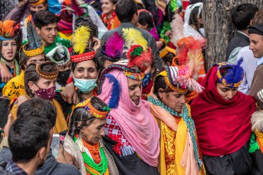 BIRIR, PAKISTAN - 15 Ekim 2023: Birir Vadisi, Hayber Pakhtunkhwa, Pakistan 'daki Phool sonbahar festivalinde geleneksel kostümler giyen ve dans eden Kalaşlı kadınlar