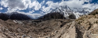 Pakistan 'ın Gilgit-Baltistan bölgesinde Nanga Parbat dağının altındaki Bazhin buzulu