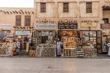 DOHA, Katar - 19 SEPTEMBER 2023: Katar 'ın Doha kentindeki Souq Waqif pazarında hediyelik eşya tezgahları