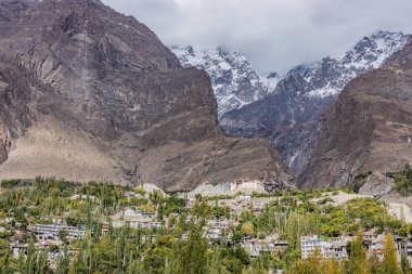 Pakistan 'ın Karimabad, Hunza vadisi, Gilgit-Baltistan bölgesindeki Baltit Kalesi üzerindeki dağlar