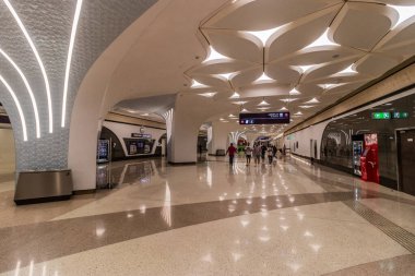 DOHA, Katar - 20 EYLÜL 2023: Katar, Doha metro istasyonu görüntüsü