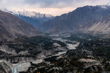 Pakistan 'ın Gilgit-Baltistan bölgesindeki Hunza Vadisi' ndeki Karimabad 'ın hava manzarası