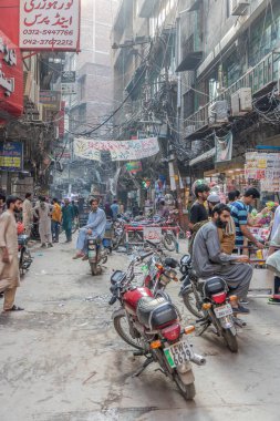 LAHORE, PAKISTAN - 21 Kasım 2023: Lahore, Pakistan 'ın eski kasabasındaki Sokak