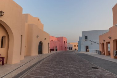 Katar, Doha 'nın Mina ilçesinde bir sokak.