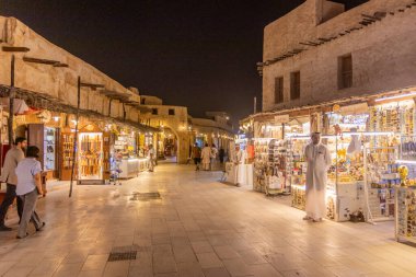 DOHA, Katar - 19 Eylül 2023: Doha, Katar 'daki Souq Waqif pazarının gece görüşü