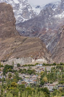 Pakistan 'ın Karimabad, Hunza vadisi, Gilgit-Baltistan bölgesindeki Baltit Kalesi üzerindeki dağlar