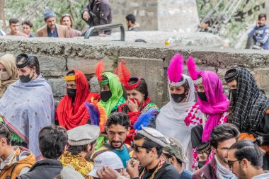BIRIR, PAKISTAN - 15 Ekim 2023: Birir Vadisi, Hayber Pakhtunkhwa, Pakistan 'da düzenlenen Phool sonbahar festivalinde geleneksel kostümler giyen Kalaşlar