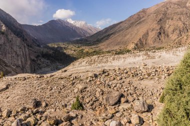 Pakistan 'ın Gilgit-Baltistan bölgesinde, Rupal Vadisi' ndeki buzulları kirletiyor