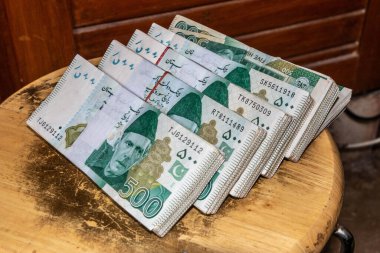 500 Pakistanlı rupi yığını.
