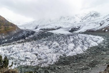 Pakistan 'ın Gilgit-Baltistan bölgesindeki Rakaposhi dağının altındaki Minapin buzulu