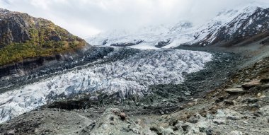Pakistan 'ın Gilgit-Baltistan bölgesindeki Rakaposhi dağının altındaki Minapin buzulu