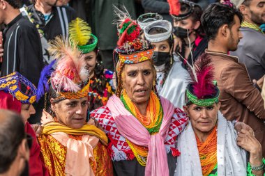 BIRIR, PAKISTAN - 15 Ekim 2023: Birir Vadisi, Hayber Pakhtunkhwa, Pakistan 'daki Phool sonbahar festivalinde geleneksel kostümler giyen ve dans eden Kalaşlı kadınlar