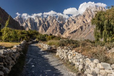 Pakistan 'ın Gilgit-Baltistan bölgesinde, Passu (Katedral) konilerinin altındaki Hunza Vadisi' nde yol