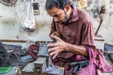 PESHAWAR, PAKISTAN - 18 Ekim 2023: Peşaver, Pakistan 'da bir silah fabrikasında çalışan