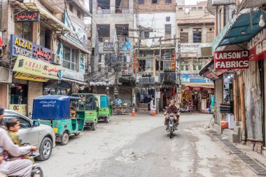 PESHAWAR, PAKISTAN - 17 Ekim 2023: Peşaver, Pakistan 'ın merkezinde terzi mağazaları