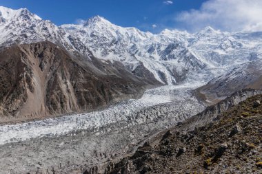 Pakistan 'ın Gilgit-Baltistan bölgesinde Nanga Parbat dağının altındaki Rakhiot buzulu