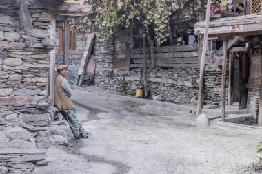 BALANGURU, PAKISTAN - 11 Ekim 2023: Rumbur Vadisi, Pakistan 'daki Balanguru köyünde yerel adam