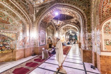 PESHAWAR, PAKISTAN - 17 Ekim 2023: Pakistan 'ın eski Peşaver kentindeki Mahabat Khan Camii' nin ibadet odası