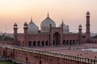 Akşamları Lahor 'daki Badshahi Camii, Pakistan