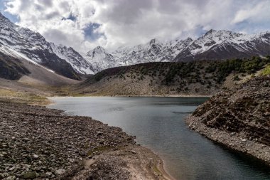Chongra tepelerinin altındaki Rama Gölü, Pakistan 'ın Gilgit-Baltistan bölgesi.