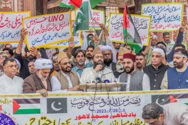 LAHORE, PAKISTAN - 20 Ekim 2023: Lahor 'daki Badshahi Camii önünde Filistin yanlısı bir protestoda yerel halk.