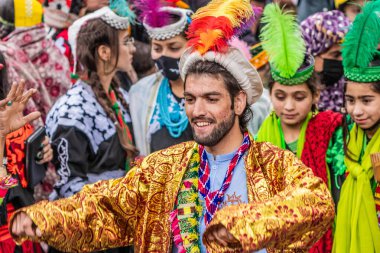 BIRIR, PAKISTAN - 15 Ekim 2023: Kalaşlar geleneksel kostümler giyip Birir Vadisi, Hayber Pakhtunkhwa, Pakistan 'da düzenlenen Phool sonbahar festivalinde dans ediyorlar