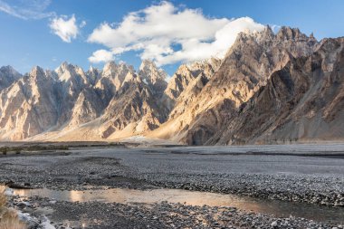 Pakistan 'ın Gilgit-Baltistan bölgesinde, Passu (Katedral) konilerinin altındaki Hunza Nehri