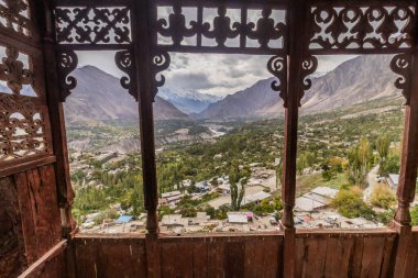 Karimabad 'daki Baltit Kalesi' nden görüntü. Hunza Vadisi, Pakistan 'ın Gilgit-Baltistan bölgesi