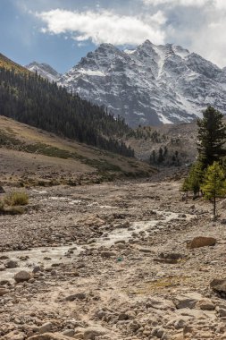 Chongra, Pakistan 'ın Gilgit-Baltistan bölgesindeki Rama çayırlarının tepesinde.
