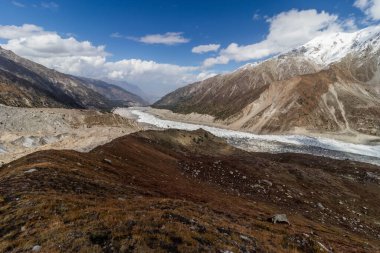 Pakistan 'ın Gilgit-Baltistan bölgesinde Nanga Parbat dağının altındaki Rakhiot buzulu