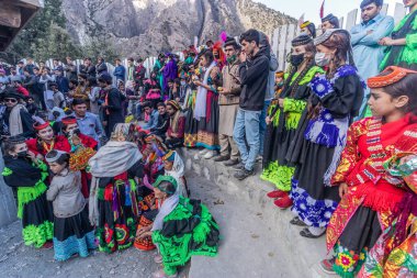 BIRIR, PAKISTAN - 15 Ekim 2023: Birir Vadisi, Hayber Pakhtunkhwa, Pakistan 'da düzenlenen Phool Sonbahar Festivali sırasında geleneksel kostümler giyen Kalaşlar