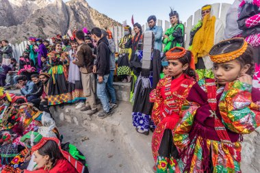 BIRIR, PAKISTAN - 15 Ekim 2023: Birir Vadisi, Hayber Pakhtunkhwa, Pakistan 'da düzenlenen Phool Sonbahar Festivali sırasında geleneksel kostümler giyen Kalaşlar