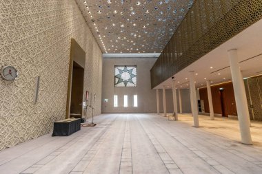 DOHA, Katar - 21 Eylül 2023: Msheireb Cami Namazı Msheireb Doha, Katar