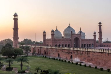 Akşamları Lahor 'daki Badshahi Camii, Pakistan