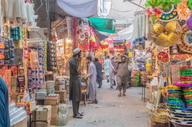 PESHAWAR, PAKISTAN - 19 Ekim 2023: Pakistan 'ın eski Peşaver kentindeki sokak pazarı