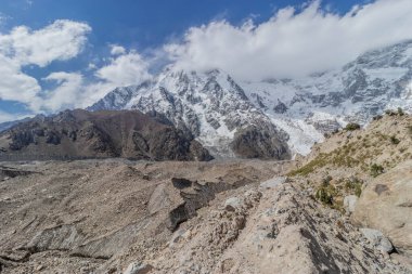 Pakistan 'ın Gilgit-Baltistan bölgesinde Nanga Parbat dağının altındaki Bazhin buzulu