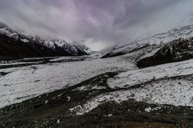 Pakistan 'ın Gilgit-Baltistan bölgesindeki Rakaposhi dağının altındaki Minapin buzulu