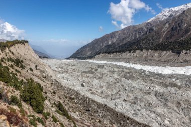 Pakistan 'ın Gilgit-Baltistan bölgesinde Nanga Parbat dağının altındaki Rakhiot buzulu