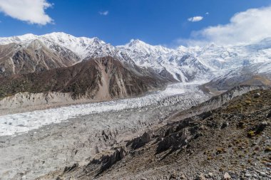 Pakistan 'ın Gilgit-Baltistan bölgesinde Nanga Parbat dağının altındaki Rakhiot buzulu