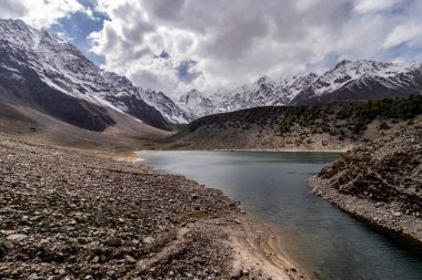Chongra tepelerinin altındaki Rama Gölü, Pakistan 'ın Gilgit-Baltistan bölgesi.