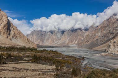 Pakistan 'ın Gilgit-Baltistan bölgesinde Hunza Vadisi üzerindeki Passu (Katedral) konileri