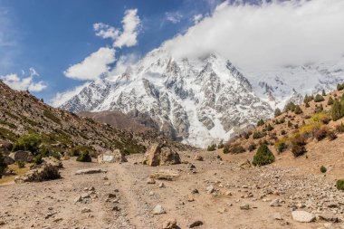 Pakistan 'ın Gilgit-Baltistan bölgesinde Nanga Parbat Dağı' nın altındaki Herrligkoffer Ana Kampı 'na giden patika.
