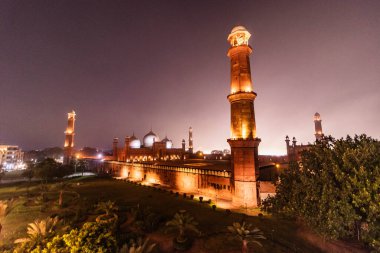 Gece Lahor 'daki Badshahi Camii, Pakistan