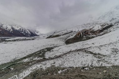 Pakistan 'ın Gilgit-Baltistan bölgesindeki Rakaposhi dağının altındaki Minapin buzulu