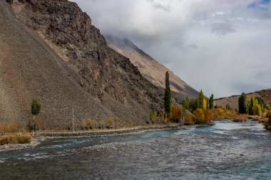 Pakistan 'ın Phander Vadisi' ndeki Gilgit nehrinin sonbahar manzarası