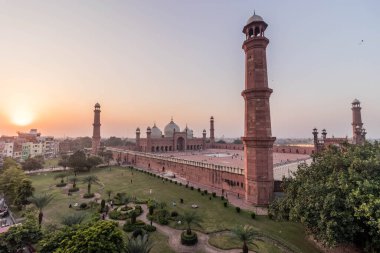 Akşamları Lahor 'daki Badshahi Camii, Pakistan