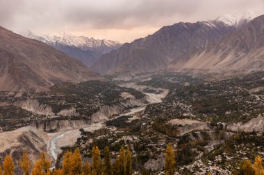 Pakistan 'ın Gilgit-Baltistan bölgesindeki Hunza Vadisi' ndeki Karimabad 'ın hava manzarası