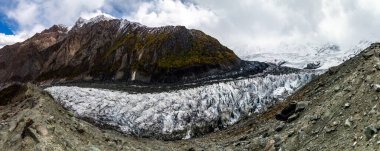 Pakistan 'da Minapin Buzulu, Gilgit-Baltistan Bölgesi