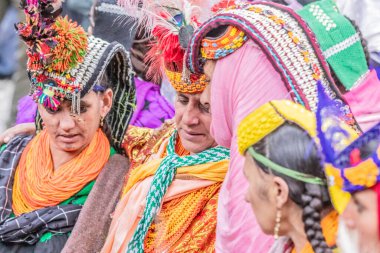 BIRIR, PAKISTAN - 15 Ekim 2023: Birir Vadisi, Hayber Pakhtunkhwa, Pakistan 'da düzenlenen Phool Sonbahar Festivali sırasında geleneksel kostümler giyen Kalaşlı kadınlar
